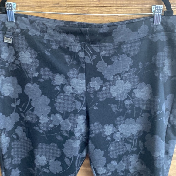 Zac & Rachel Black Grey Floral Print Figure Defining Legging
Pants - Picture 2 of 7